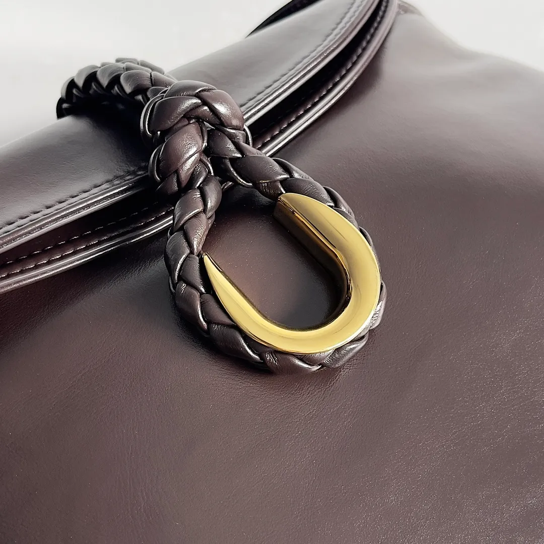 Batch 1680 Inspired by the 1970s, the Bottega Veneta women's logo shoulder bag has a smooth leather surface that brings a clean and handsome feel, just like the neatness and tenacity of a working woman. The front buckle is made of high-quality hardware pendant, the overall retro elegance, and the excellent leather feels soft. This Bottega Veneta series can be described as beautiful, weakening the complexity of the outfit, not competing for it, and only using the best quality to interpret itself. Style number: 806034 (large size) Size: 30*20*8cm